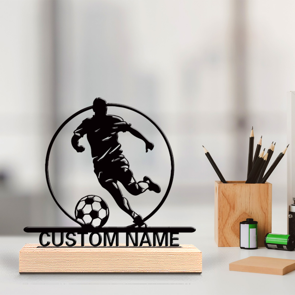 Industrial Laser Table - カスタムサッカー選手メタル像（名前入り）、木製台座付きテーブルデコレーション、サッカーファンへのギフト、誕生日/祝日/自宅/オフィス装飾
