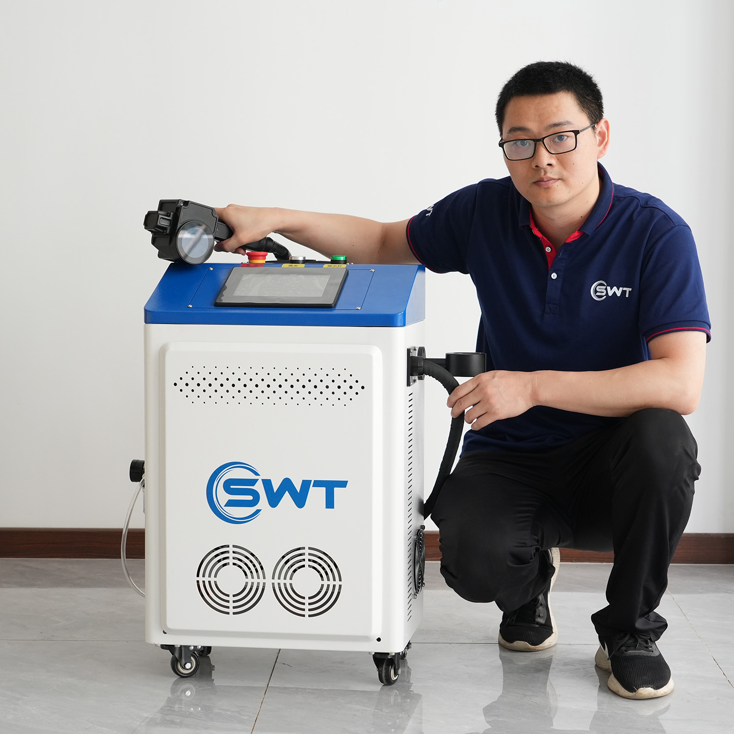 Industrial Laser Cleaning - 300W JPTスーツケース型モパパルスレーザー洗浄機、タイルの汚れ、レンガ、落書き、木材、塗料の錆除去用レーザー洗浄機
